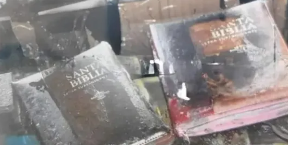 Біблія дивом не згоріла у масштабній пожежі, книгарня, пожежа, стихія, Гватемала, рятувальники, докази існування Бога