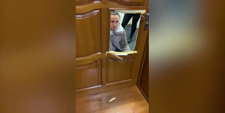 Мустафаева выбила дверь в кабинете Никонова