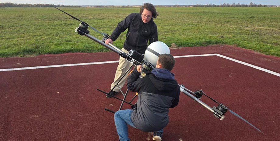 Дрон с терминалом спутниковой связи во время испытаний