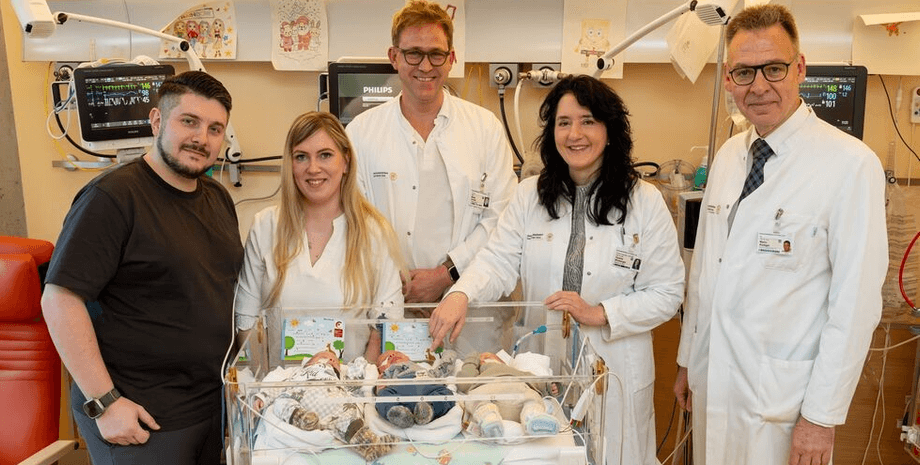 Шанс 1 на 200 миллионов: в Германии у пары родились идентичные тройняшки