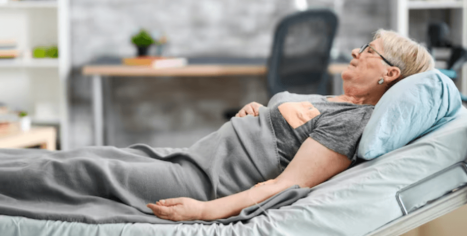 Женщина в больничной палате отдыхает