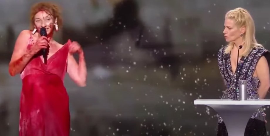 Корін Мазіеро, перфоманс, одяг, оголення