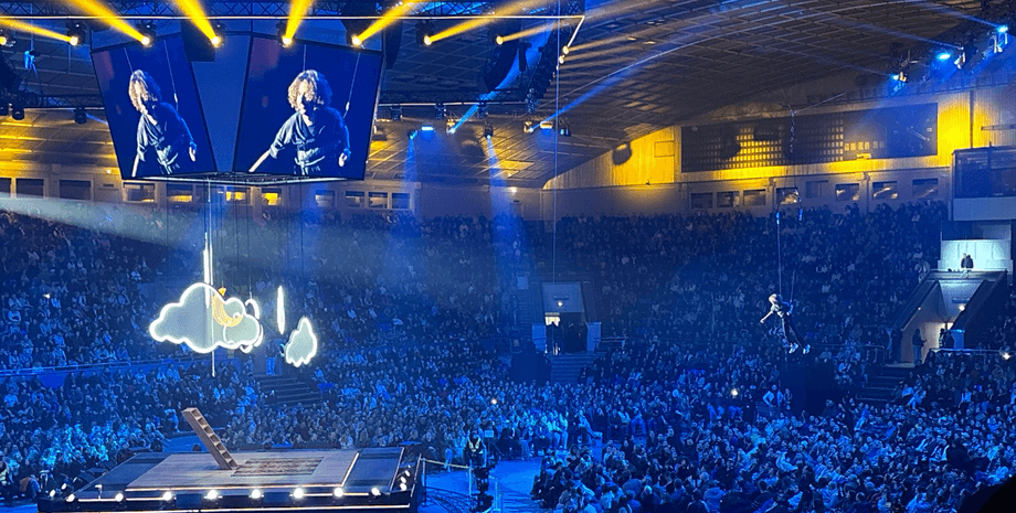 Украинский комик Василий Байдак застрял в воздухе во время концерта во Дворце спорта