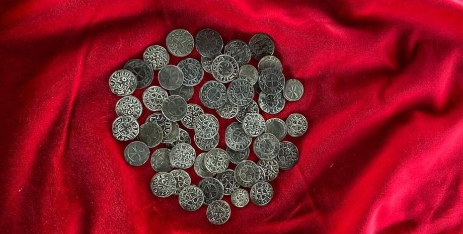 Скарб містить 56 срібних монет