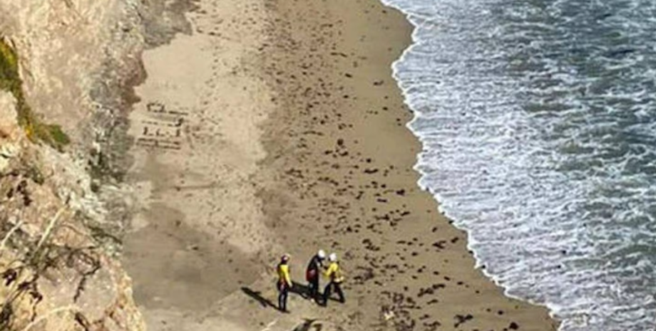 Спасательная операция, мужчина на безлюдном пляже выложил послание, США, курьезы, несчастные случаи, фото