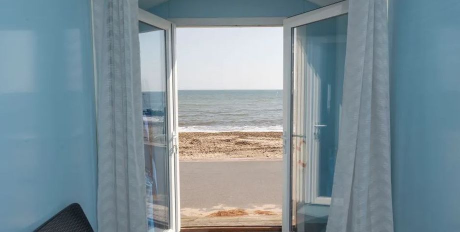 Покупка и продажа недвижимости, жилье, квартиры, пляжный домик продается за 130 тысяч евро, курьезы