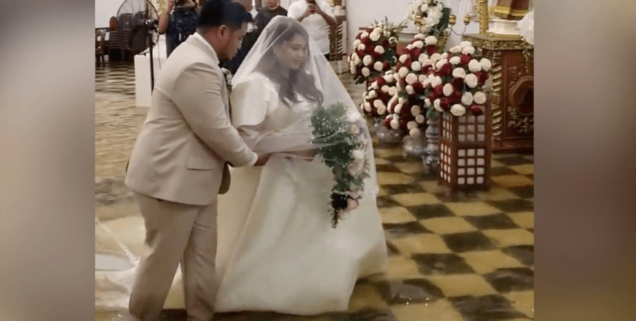 Весільна церемонія, весілля, затоплена церква, затоплений храм, тайфун, паводки, мокра сукня, весілля у воді,