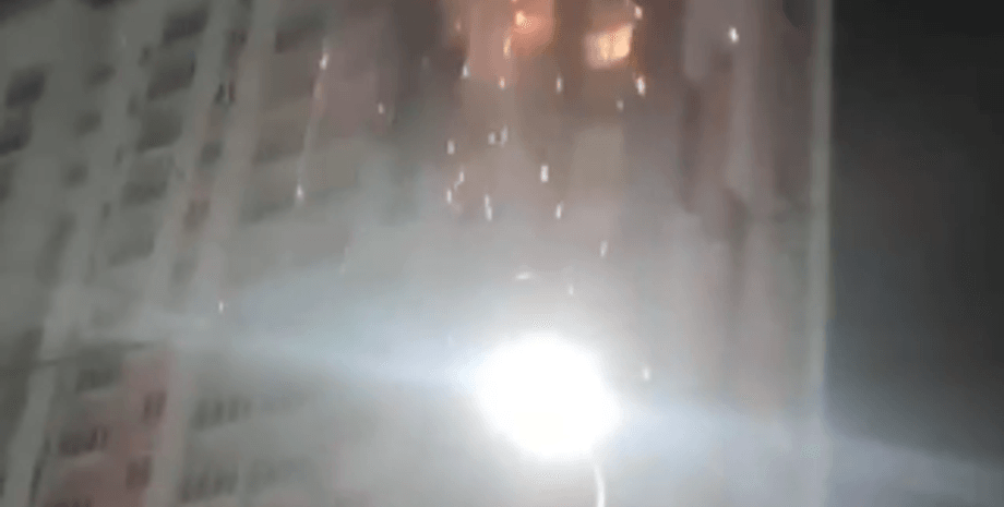 Влучання безпілотника у багатоповерхівку