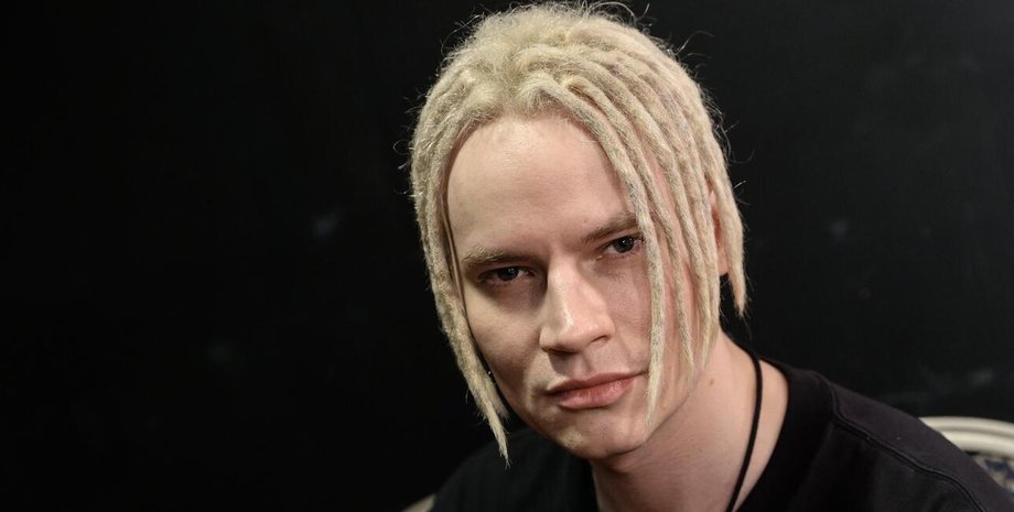 Sdílet: Ruský zpěvák Yaroslav Dronov, známější jako Šaman, který přišel „zvednou...