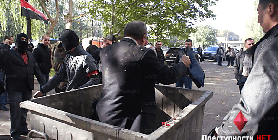 Петр Каминский в мусорном баке / Фото: news.pn