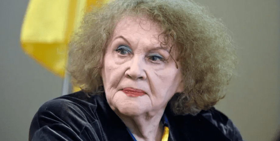 Ліна Костенко на фоні українського прапора