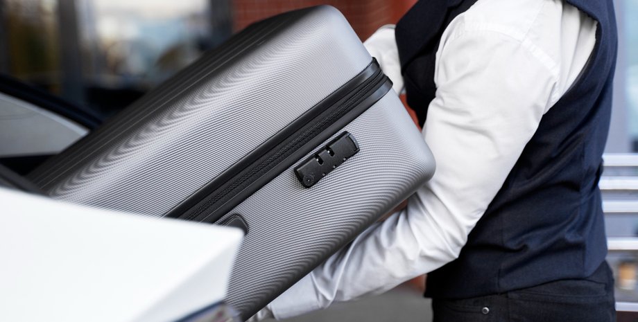 Вантажник аеропорту жбурляв речі пасажирів: у мережі розлютилися від дій чоловіка