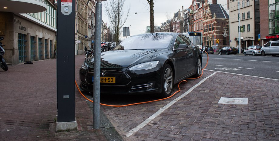 Заряджання електрокара Tesla