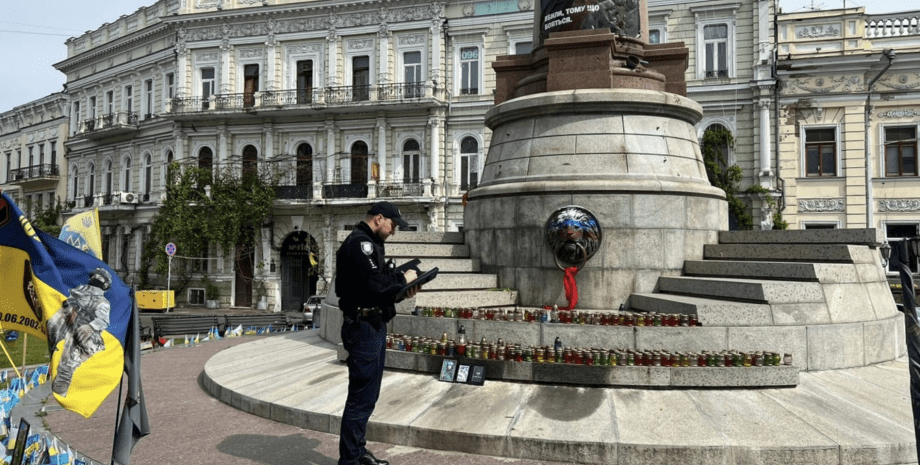 європейська площа Одеса памʼятник імператриці катерині, В Одесі намалювали російський прапор, поліція одеської області, демонтаж памʼятника