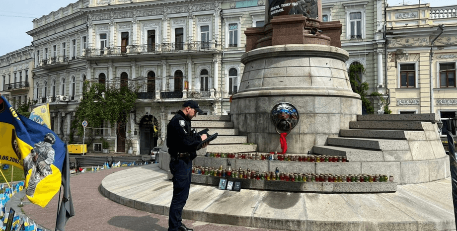 памятник императрице Екатерине, В Одессе нарисовали российский флаг, полиция одесской области, демонтаж памятника, демонтаж памятника