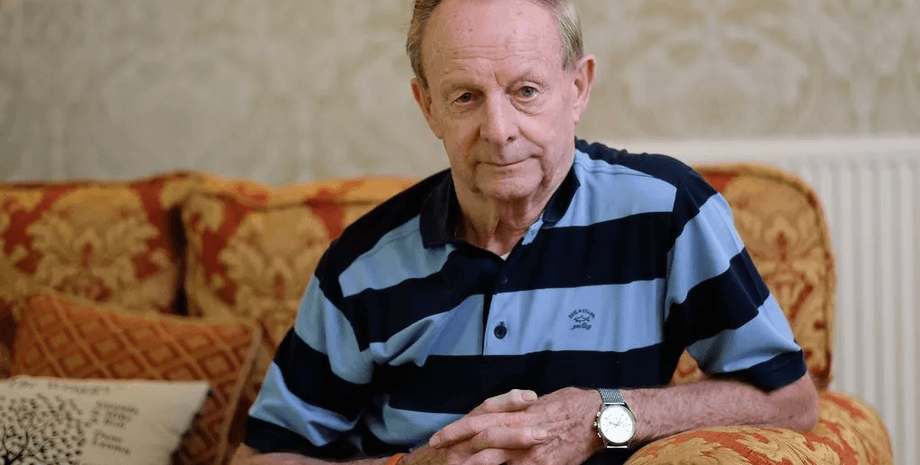 Победитель лотереи, щедрый победитель лотереи, раздал миллионы, миллионер, смотрит цены на носки, сорвал джекпот