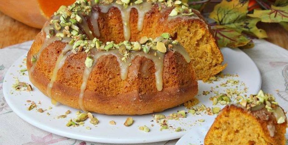 Кекс с тыквенным глазурью и шоколадными стружками