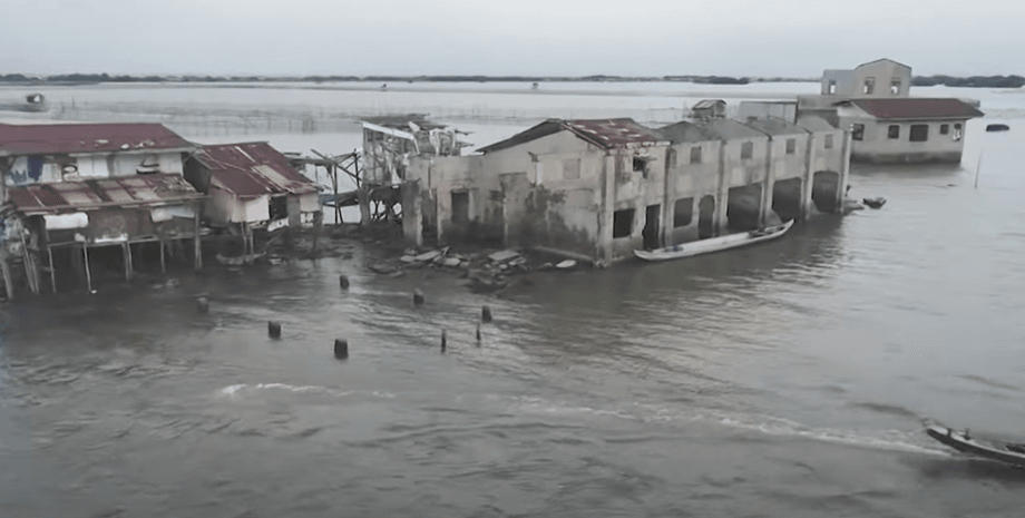 Затопленные дома жителей острова Пугад на Филиппинах, стоящие в воде
