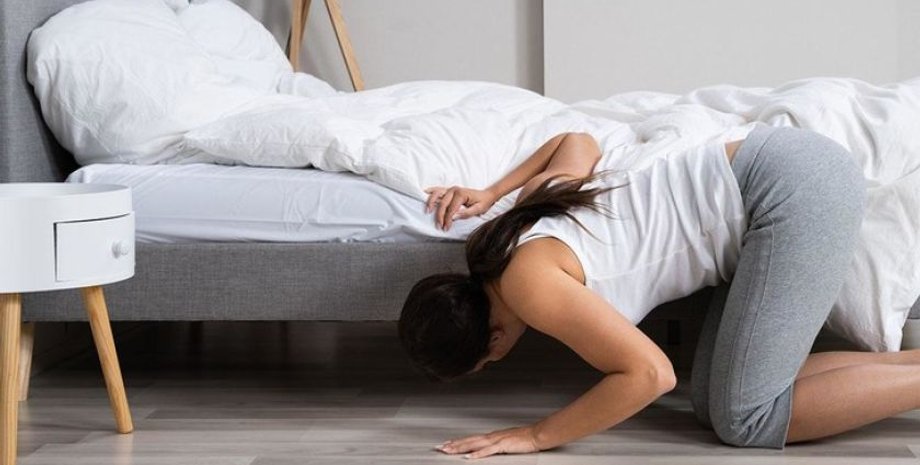 Няня перевіряла, чи немає монстра під ліжком, щоб заспокоїти дитину, а знайшла невідомого чоловіка