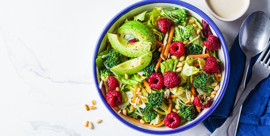 салат из ягод и овощей