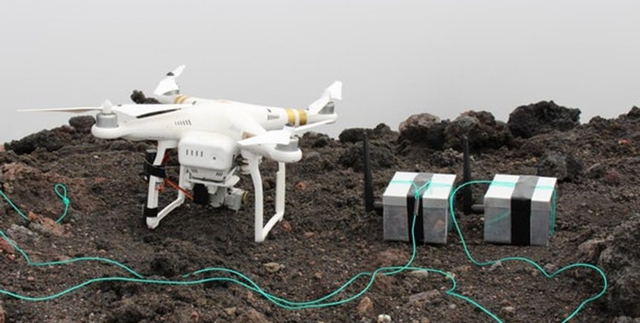 Дрон и "драконьи яйца". Фото: University of Bristol