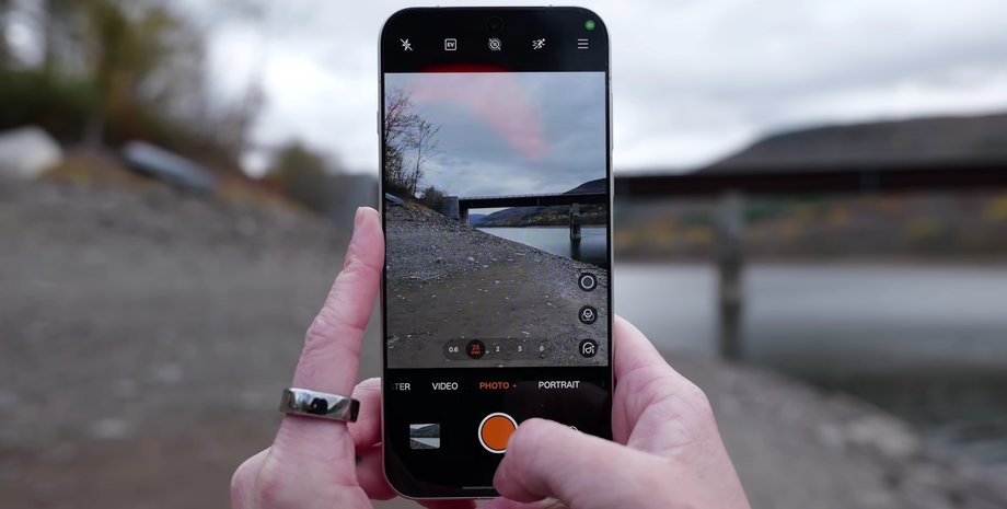 Дівчина фотографує за допомогою смартфона Oppo Find X9 Pro