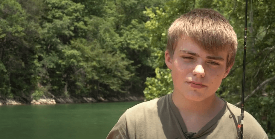 Водолаз нашел удочку мальчика, семейная реликвия, удочка отца, дайвер, подросток, удочка упала на дно озера, помогает людям