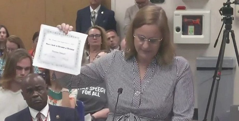 Йому намагалися вручити "сертифікат диктатора"