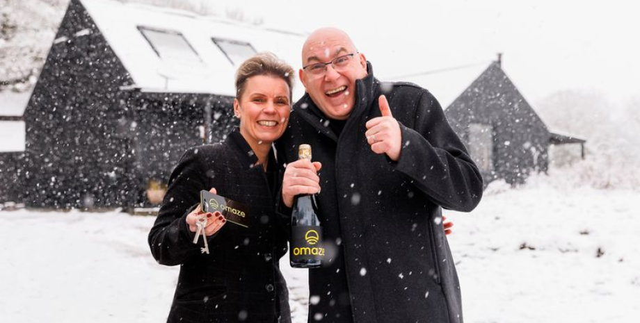 Сім'я виграла будинок у лотерею Сім'я виграла будинок у лотерею, розкішний будинок, сучасний особняк, житло в сільській місцевості, будинок у лотереї, розіграш будинку