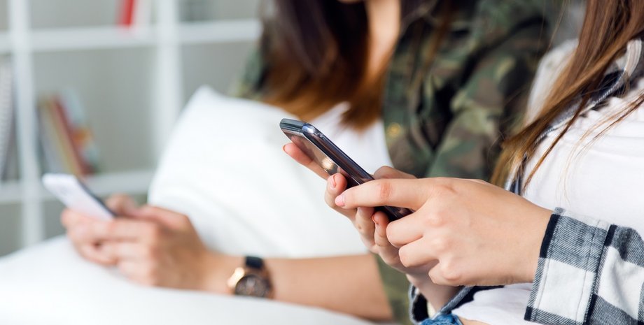 Пользование мобильными телефонами в школах – в Минобразования ответили