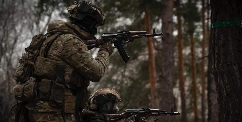 Украинские военные с оружием всу