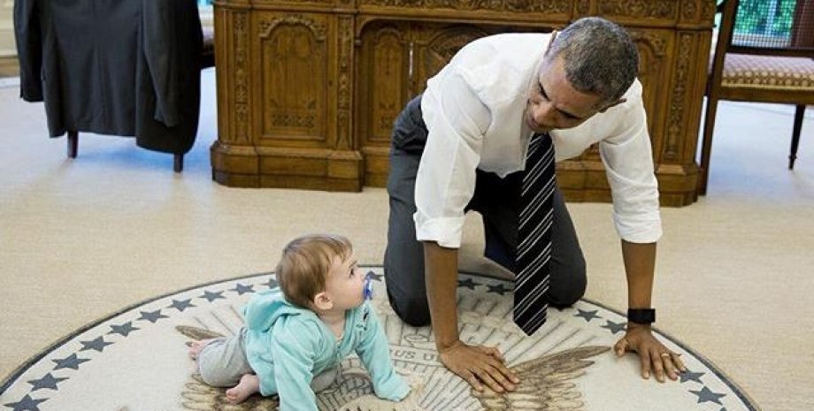 Обама ползал на четвереньках по Белому дому с девятимесячным малышом / Фото: barackphotos.com