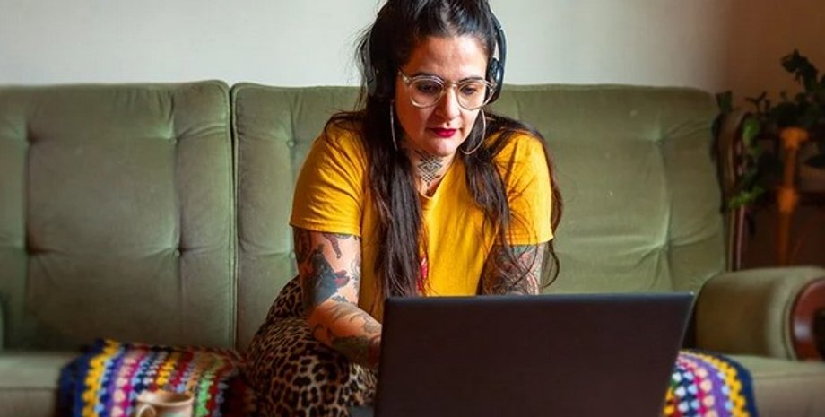 Жінка сидить