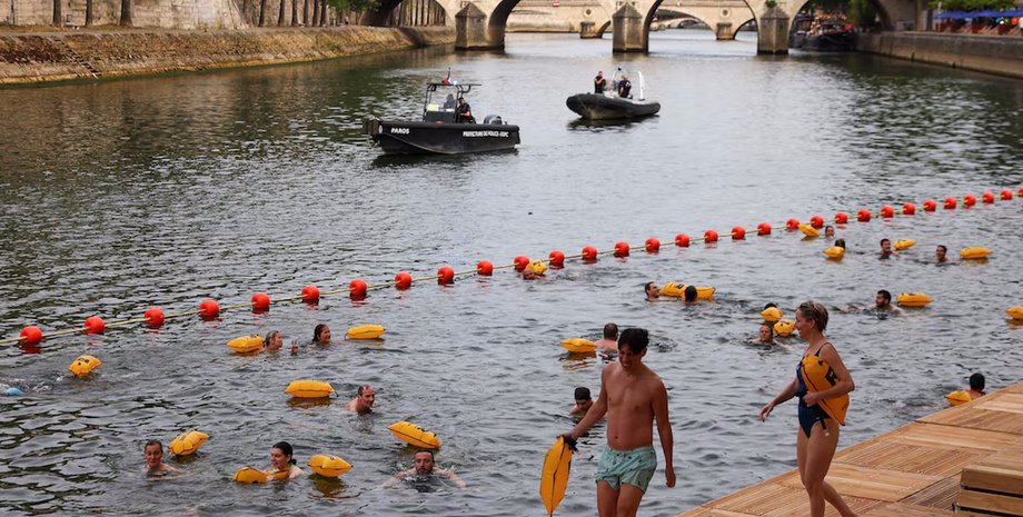 Парижане плавают в реке Сена 5 июля