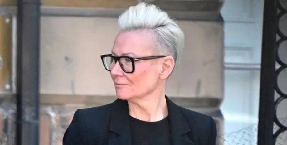 Стюардесса уволилась с работы из-за экстремальной прически, внешний вид, скандал, потеря работы