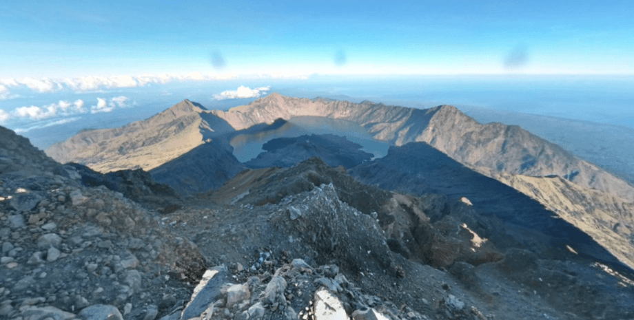 Туристка потрапила у кратер вулкану