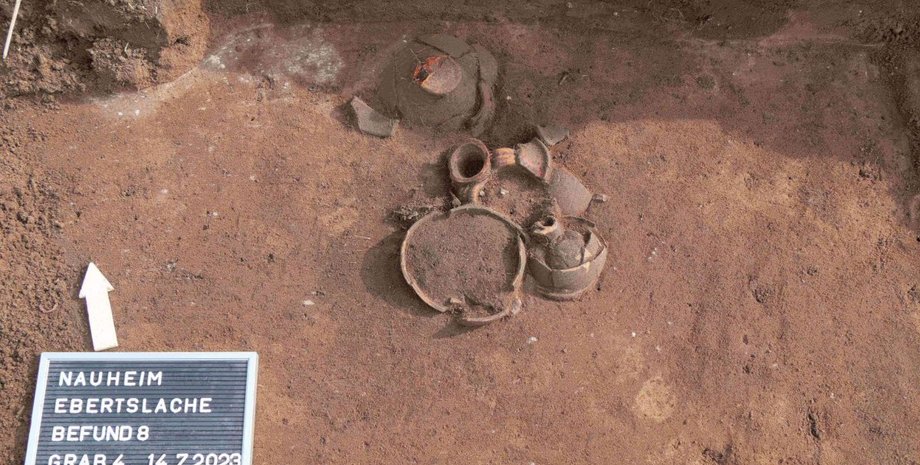 Древние могилы, Археологическое открытие, Пограничные поселения Римской империи, Галльские погребальные обычаи, Германские земледельцы, Погребальные ритуалы, Антропологический анализ остатков, археология, раскопки