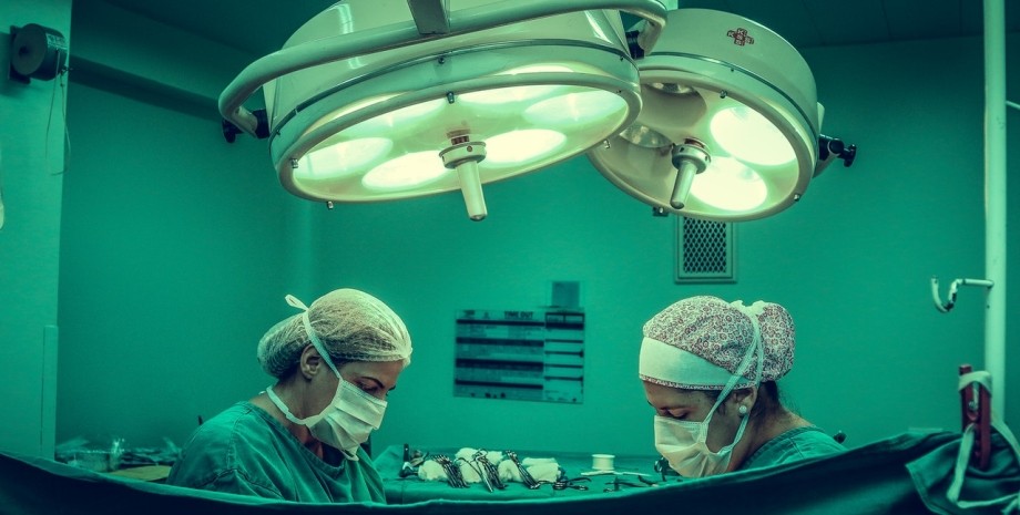 хірургічна операція, лікарі в операційній, пересадка органів, трансплантація органів