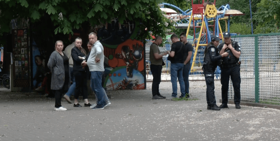 полиция, выпала из колеса обозрения, упала со смотрового колеса, прыгнула со смотрового колеса, самоубийство Кропивницкий