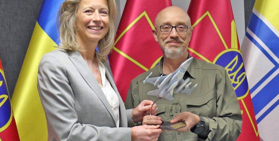 Кайса Оллонґрен, Кайса Оллонґрен та Резніков, міністр Кайса Оллонґрен, міністр оборони Нідерландів, Нідерланди F-16