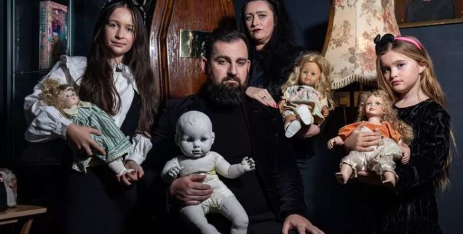 Джей-Пи Кеннеди и Кимми Джеффри живут в доме с привидениями, семью называют семейкой Аддамсов в реальной жизни