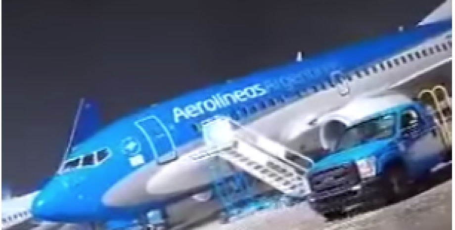 шквал ветра сдвинул самолет, международный аэропорт Буэнос-Айреса, ураган в столице Аргентины