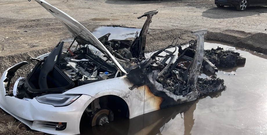 Згоріла Тесла, пожежа Тесла, Tesla Model S, електромобіль Tesla, пожежа в Tesla, пожежа електромобіля