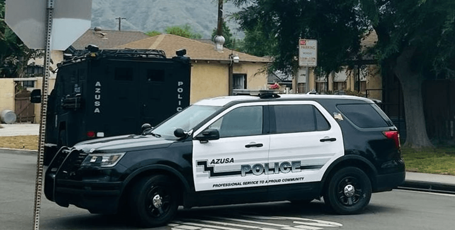 Полиция США, полицейская машина, полиция на улице, арест, арестовали пенсионера, доставал соседей, серийный стрелок из рогатки