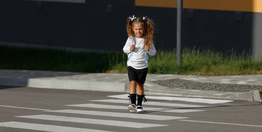 Пойти в свою комнату, уйти из дома, мама попросила дочь уйти в комнату, аутизм, болезнь, дочь ушла из дома, смешные истории, видео, девочка переходит дорогу.