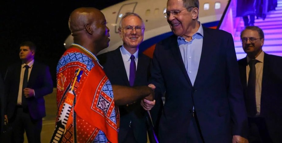 Лавро в Есватині тисне руку прем'єр-міністру