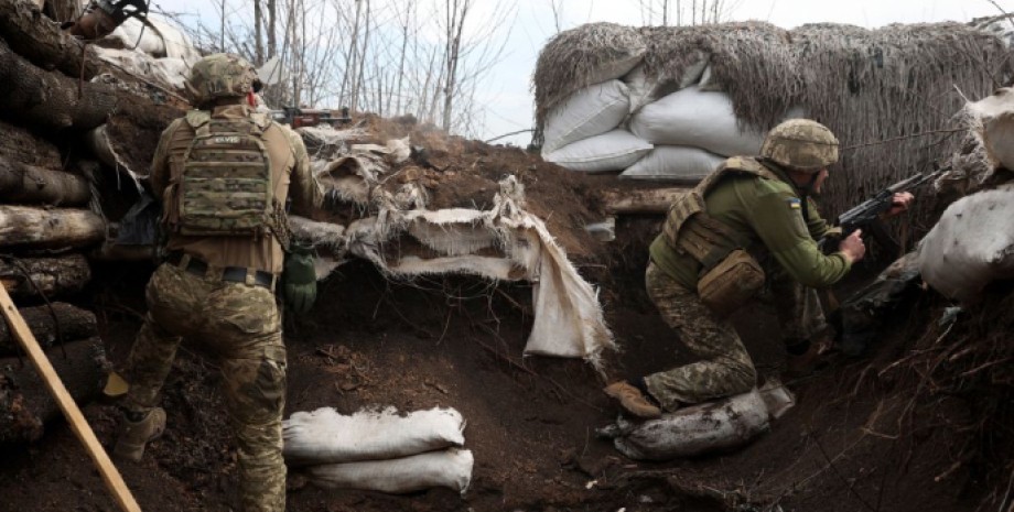 Украинские военные в окопах Украинские военные в окопах