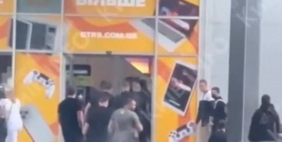 Інцидент у Києві, Київ торговельний центр, торговельний центр захоплення, Sky Mall захоплення, Sky Mall інцидент, Sky Mall поліція, Sky Mall чоловіки  в балаклавах, Київ Sky Mall інцидент