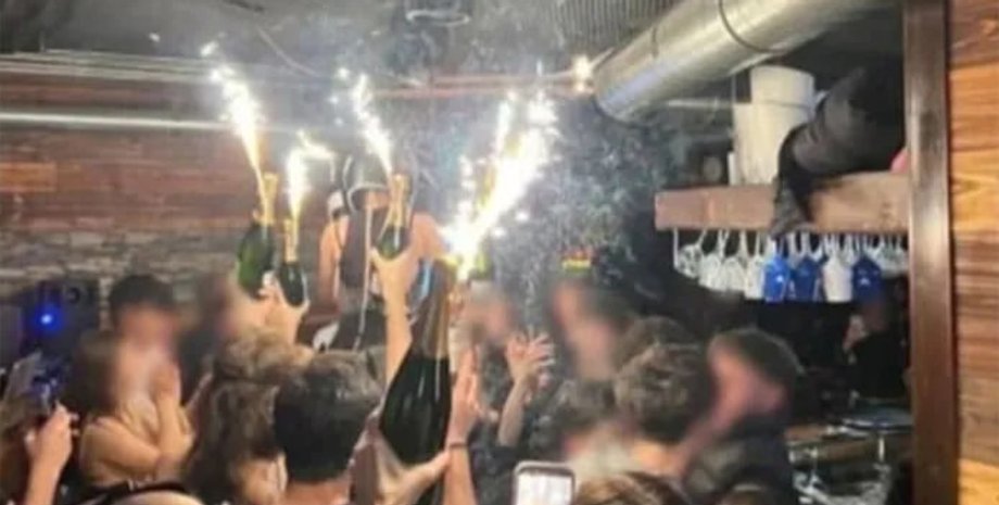 Искры бенгальского огня попали на звукоизоляцию бара, и та вспыхнула моментально