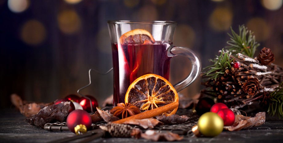 Глінтвейн глінтвейн, ялинкові іграшки, скибочки апельсина